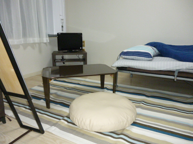 Living and room. It comes with furniture appliances.