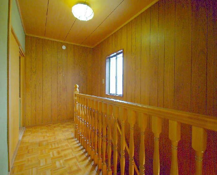 Other local. Second floor of the hallway and balusters