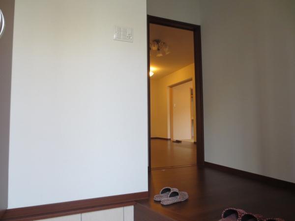 Entrance. Entrance Shoes cloak have in the left hand. The first floor is the living room and Japanese-style room