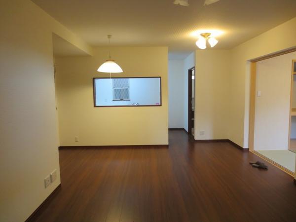 Living. 1st floor Living about 17.5 Pledge! There is a wash basin space and a bus on the right side of the floor Heating Yes Kitchen.