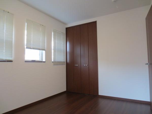 Non-living room. Second floor Western-style about 6 Pledge. The other side of the windows are lined three sides is a room with a flat roof is also a balcony in the left hand