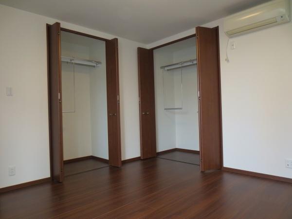 Non-living room. Second floor Western-style 8 pledge. Two closets in this room that shared the 6 Pledge Western and balcony! Also dihedral I window is may be stored separately to the season