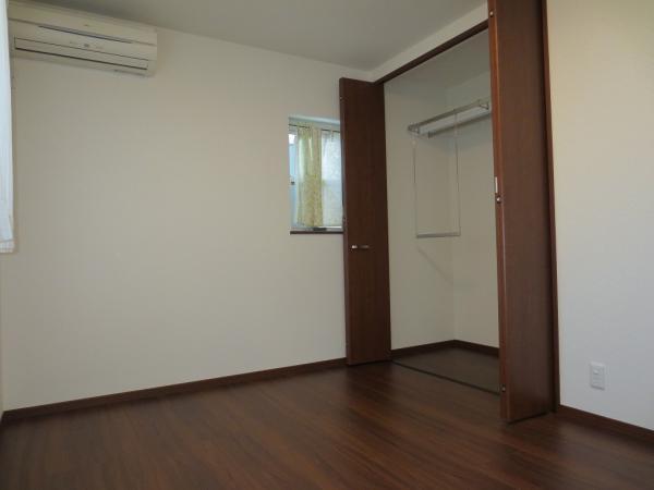 Non-living room. Second floor Western-style 6 Pledge. Window 2 surface and the large closet. The top is a light with your room