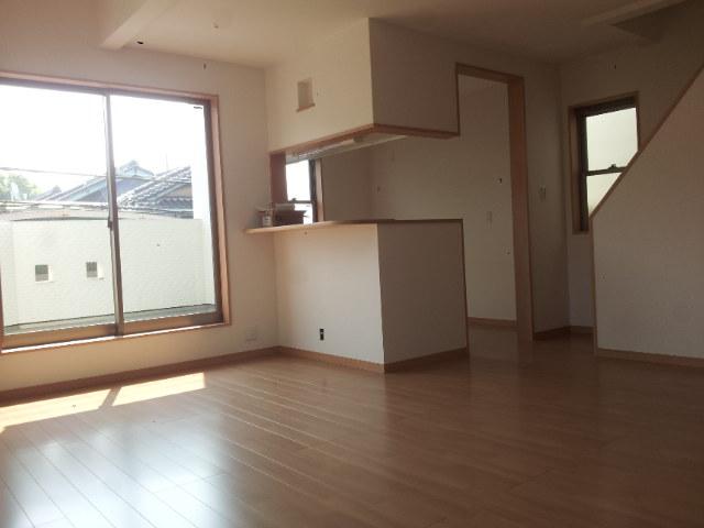 Living. 6 Gochi is living. Bright sunshine will pours into the room skylight gives us a sense of open.