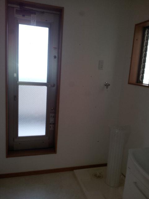 Wash basin, toilet. 5 is No. land wash room. The laundry as it is to the balcony gathered water around friendly floor plan to wife.