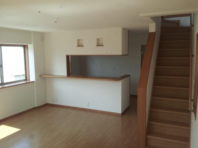 Living. 3 Gochi is living. Communication cherish the person who thought of the family, Stairs go up to the third floor from the living room.