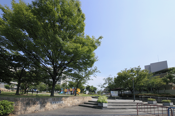 Surrounding environment. Ten thousand territory Central Park (11 minutes' walk ・ About 810m)
