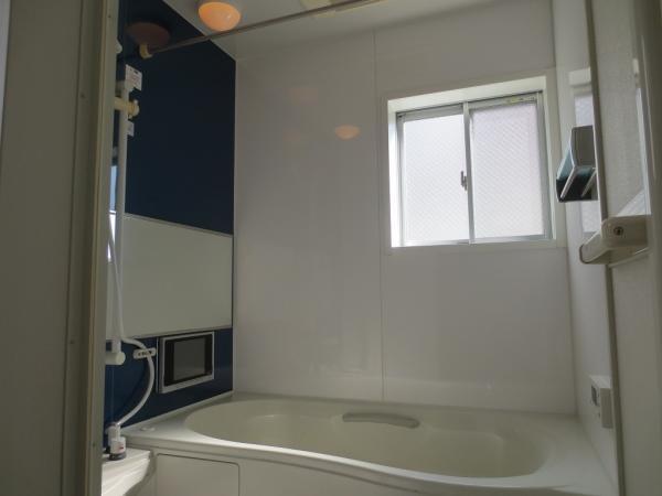 Bathroom. Double-decker bus Wide to, Happy to be bright ventilation thanks to windows