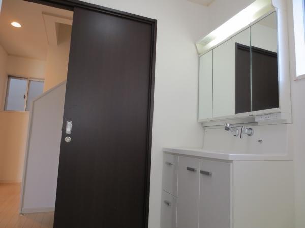 Wash basin, toilet. Second floor basin space Also there is also housed in the happy face-to-face wide mirror but it is best to simple and easy to use!