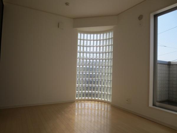 Non-living room. 3 Kaiyoshitsu 5.8 Pledge The same glass block feature balconies fashionable right hand and living