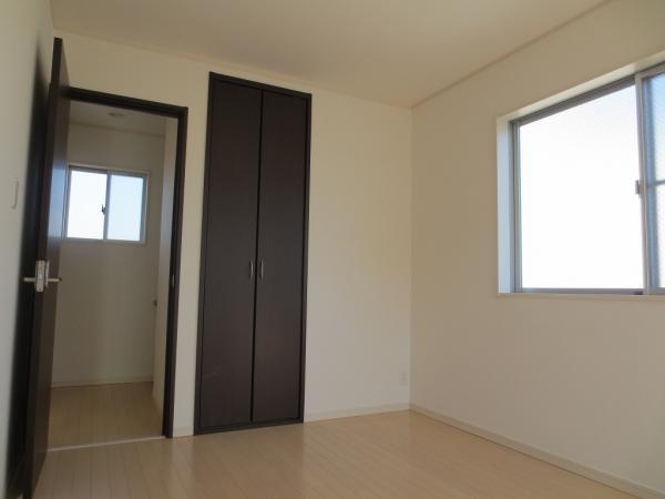 Non-living room. 3 Kaiyoshitsu 6 Pledge There is a balcony in the face of the door