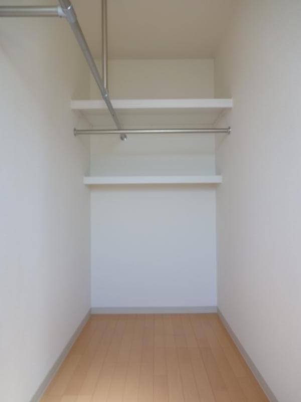 Receipt. Although it is hard to understand a little, Walk-in closet is