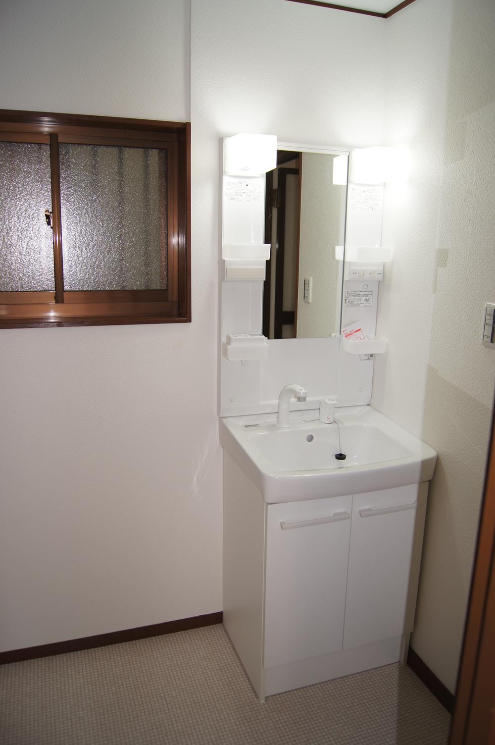 Wash basin, toilet. Room (August 2013) Shooting