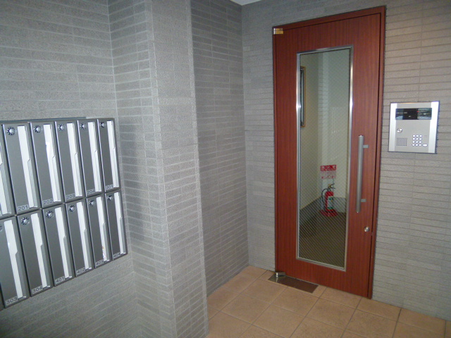 Entrance. Auto-lock equipped