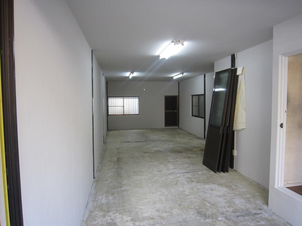 Other introspection. Since it is a front shutter can also be used as a garage