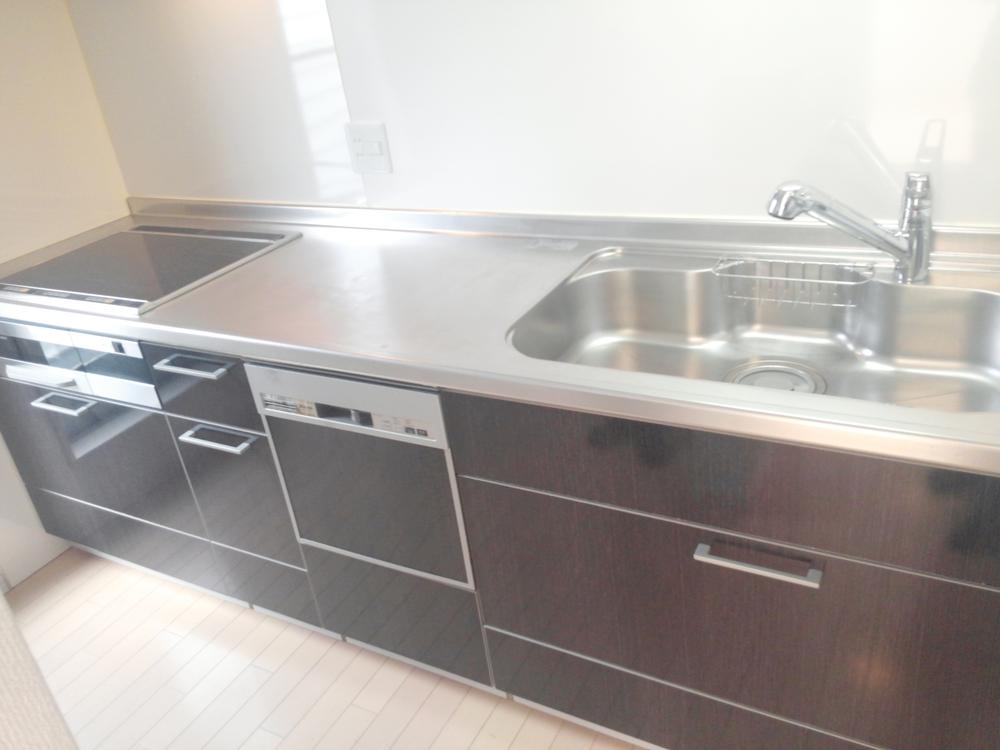 Kitchen. This is a system kitchen with a dishwasher