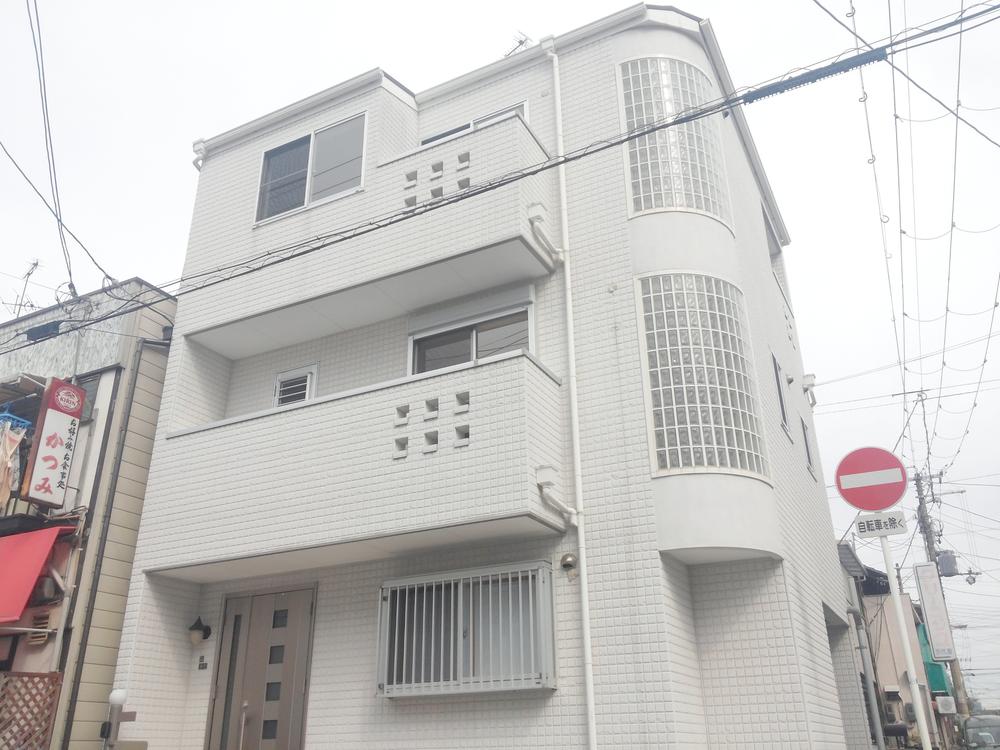 Local appearance photo. Stylish appearance in which the white tones