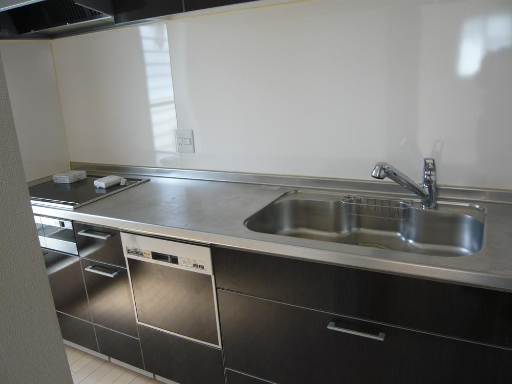 Kitchen. IH cooking heater, Dishwasher, Cartridge water purifier