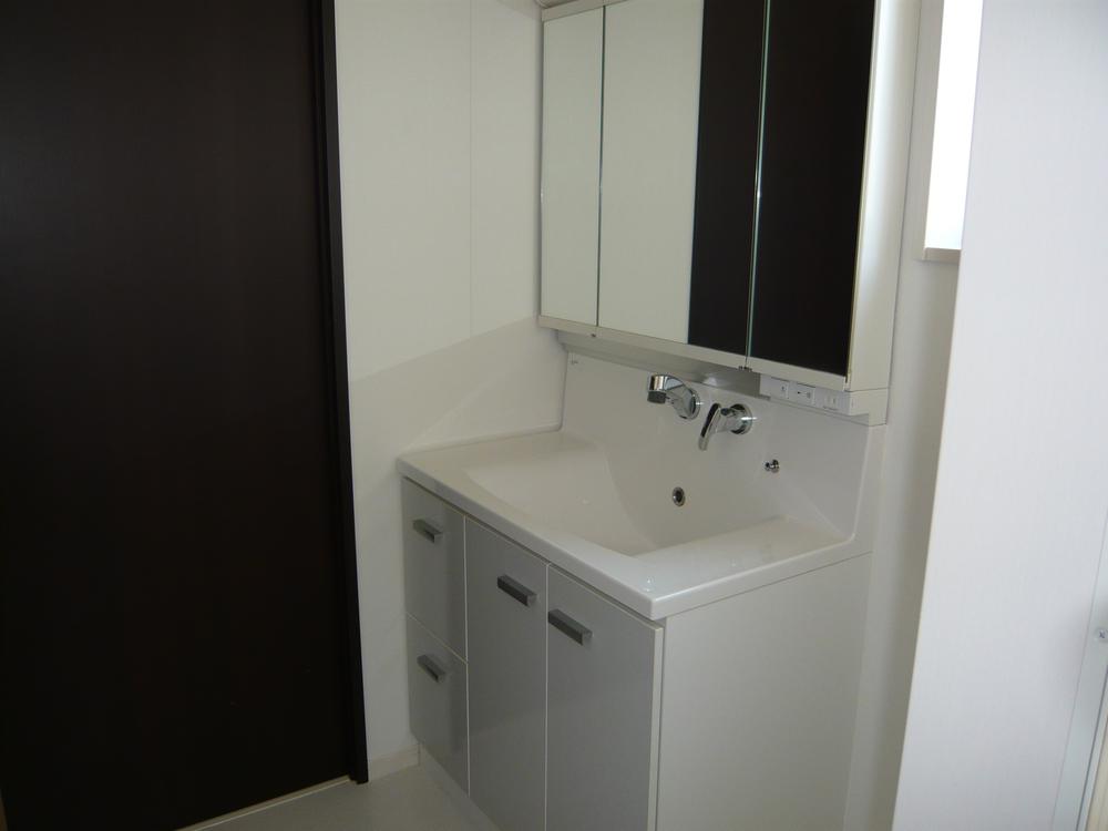 Wash basin, toilet. State-of-the-art bathroom vanity