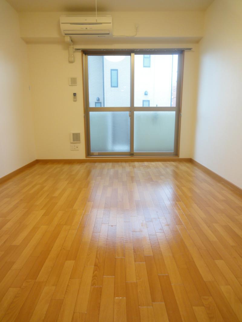 Living and room. Auto-lock is equipped