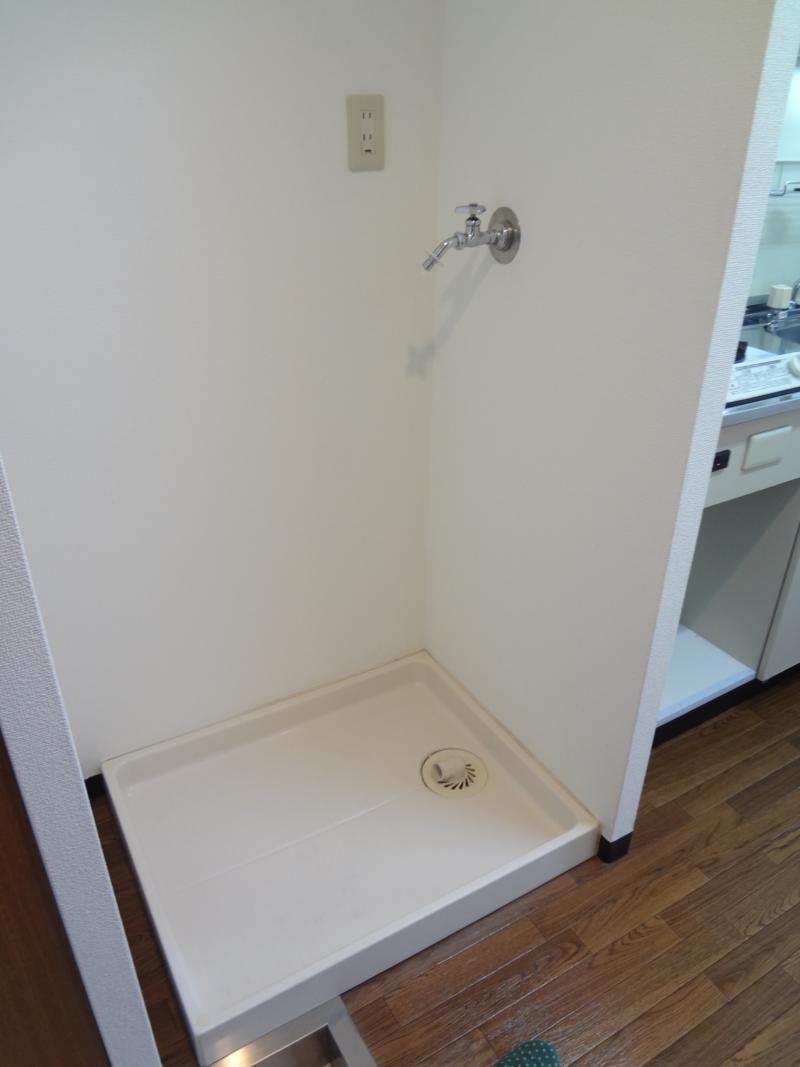 Other Equipment. Indoor laundry bread equipped