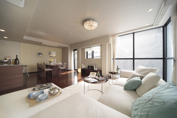 Living.  [living ・ dining] Bring a sense of openness greatly enhances the daylighting, Corner window has been adopted, which is up to the ceiling (A type model room)