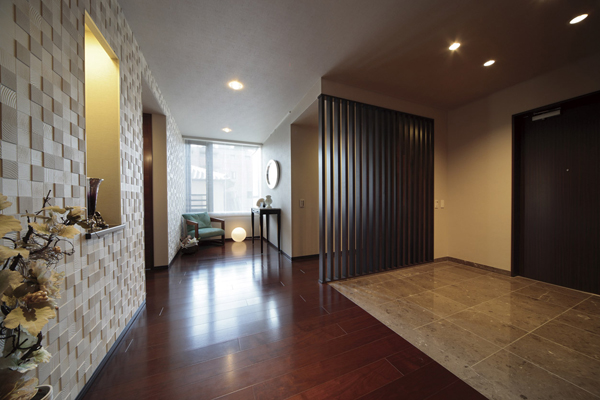 Interior.  [Entrance] Yingbin space, such as a gallery of us greeted the owner and guests. And the beautiful luster of natural marble that has been adopted on the floor, Soft light will reflect the dignity of the private residence, which shine in from the Light Court. Here is personality as a mansion, There is in the appropriate place to strike the owner sensibility of, Guest will be Forrest Gump of the encounter is going to be superimposed on each time you greet the (A type model room)