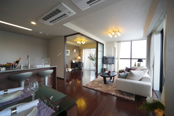 Living.  [living ・ dining] Spacious living ・ dining. While envision colorful life that alive in a rich spread scene, We will be healed in elegant time that flows calmly (E type model room)
