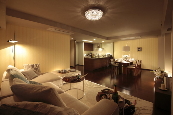 Living.  [living ・ dining] Flooring has been adopted a wide type of width than usual, Coupled with the height of the texture, You impress the elegant space (A type model room)