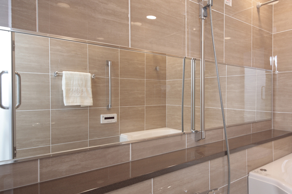 Bathing-wash room.  [Wide mirror] It covers a wide range, Wide mirror to direct spacious and bright bathroom has been adopted (same specifications)