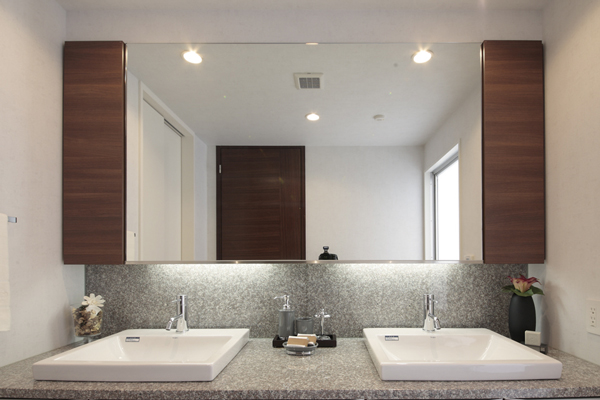 Bathing-wash room.  [One side mirror wide mirror] Adopted the easy-to-read-wide one side mirror. Secure a space for such cosmetics can be stored at both ends. Sink in has been adopted by the pottery made of square bowl beautiful contrast of the counter (same specifications)