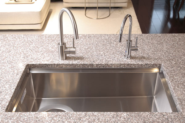 Kitchen.  [Quiet sink] It was to reduce the water splashing sound, Adopt a quiet sink there is a room of about washable also wok. And a single lever mixing faucet with a high design and functionality to the faucet, Built-in water purifier that does not impair the appearance of the kitchen in a simple yet beautiful form has been adopted (same specifications)