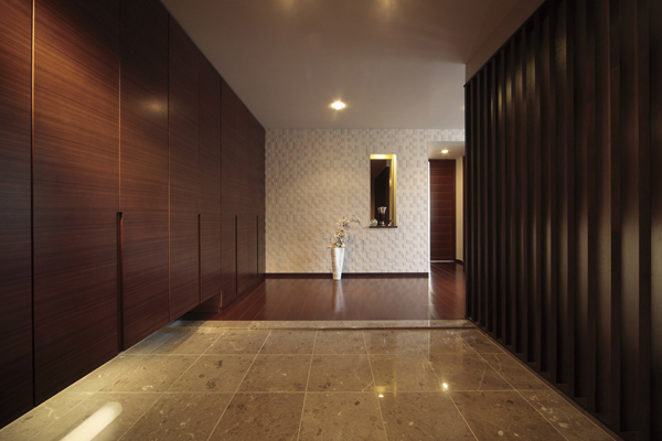 Interior.  [Entrance] Up stiles and the entrance floor, It has been finished in natural marble. Beautiful gloss pretends the entrance high note (A type model room)