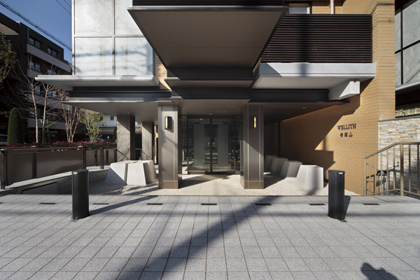 Features of the building.  [entrance] Selected materials, Sublime entrance which has been subjected to a magnificent design.  Switch the mind to quiet private residence from the world that was full of hustle and bustle of the city, So to speak, it will play the role as the barrier. Also, Including the establishment of a slope to carry the cart or trunk case smoothly, It has also been consideration to universal design