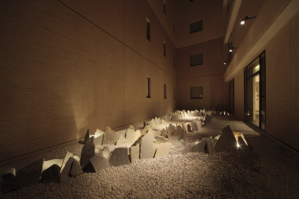 Shared facilities.  [Garden of the earth] The courtyard that becomes a scenic backdrop of the elevator hall and lobby lounge, Full of natural feeling to the motif of the "earth floating in the sea," has "earth of the garden" is realized to recall from this rich terrain. The objects using over and over again folds stone, Delicately change with transitory when, Create a variety of facial expressions depending on the location and angle of view. Also, By illumination effect, which is nestled between the stone and the stone, Through the day and night, or four seasons, Has been consideration to be a landscape obtained always change and a new discovery