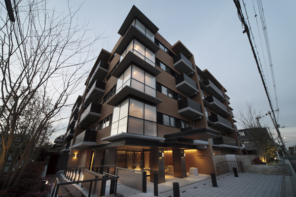 Features of the building.  [appearance] While familiar with the town, We aim to appearance to create a presence and scenic beauty. Such as the outer wall to adopt the organic tile of a texture Nichogake, It portrays the quality of real texture woven