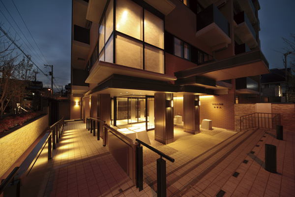 Buildings and facilities. While familiar with the town, Appearance to create a presence and scenic beauty. Such as the outer wall to adopt the organic tile of a texture Nichogake, It portrays the quality of real texture woven. Flow of time, Transitory of season, And not let Kaorura everywhere "three sense of the sum (manners)" that the change of material the