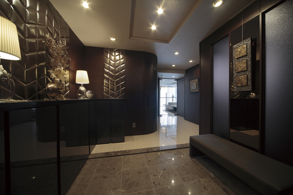 Room and equipment. Entrance hall the material and the light oozes the sense of quality. And the beautiful luster of natural marble that has been adopted on the floor, Soft light will reflect the dignity of the private residence (New Executive Owner's Room)