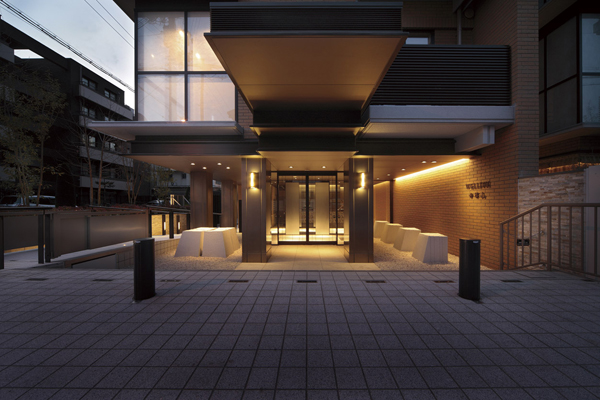 Buildings and facilities. Impress the "hospital", Entrance wearing a commitment of beauty. In order to inherit the history that has nurtured and over the eternal, Selected materials, It has a magnificent design is decorated