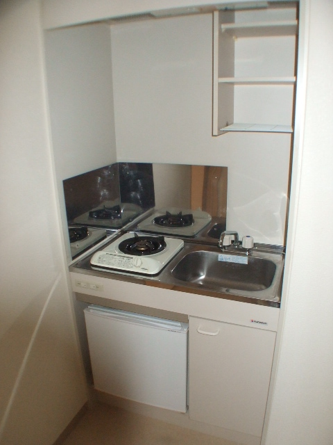 Kitchen. Gas range ・ Fridge