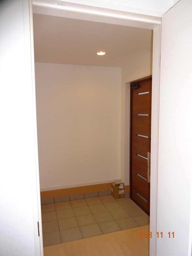 Entrance. Wide and bright entrance!