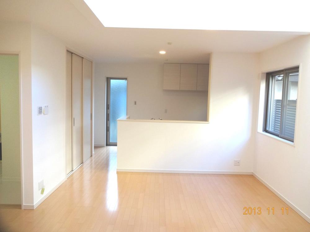 Living. It had floor heating with a living! Gentle light plugs into the atrium sky window!