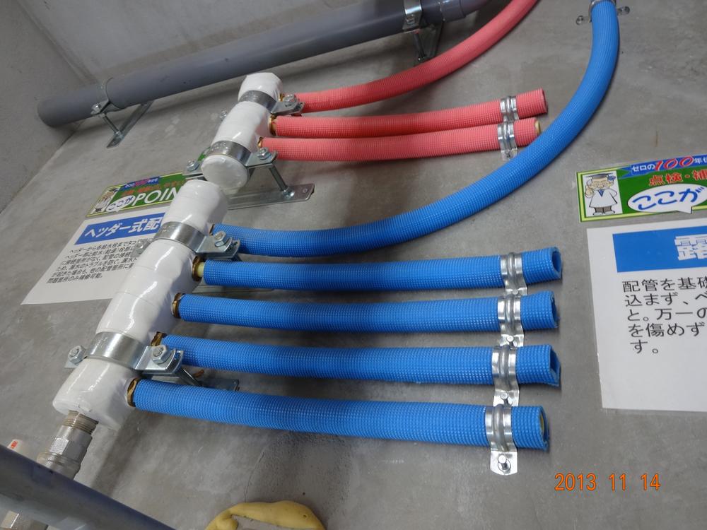 Construction ・ Construction method ・ specification. Without affecting the structural framework, Drainage pipe, Feed-water pipe, So that can be carried out maintenance of the gas pipe, It adopted the "exposed piping", Except for the penetration unit such as a rising portion of the foundation, Without embedding a pipe to the concrete, We piping on top of the solid foundation.