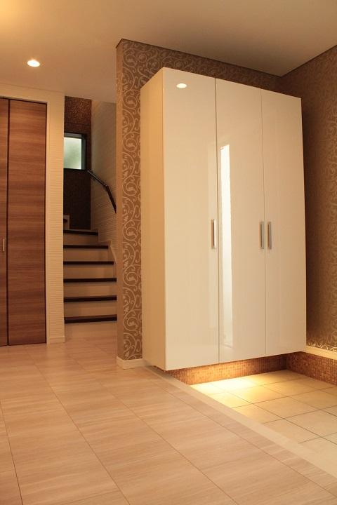 Entrance. Local (August 2013) Shooting