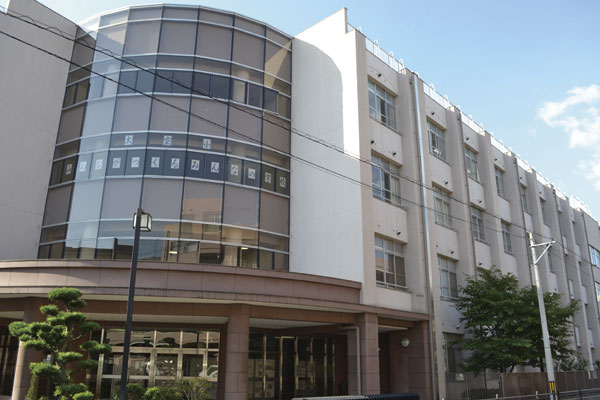 Surrounding environment. Favorable environment in which education facilities and lifestyle convenience facilities are aligned within a 10-minute walk. Lush Nagai Park also located in the familiar, I'm glad to parenting location (Minamisumiyoshi firmament elementary school / 8 min. Walk ・ About 600m)