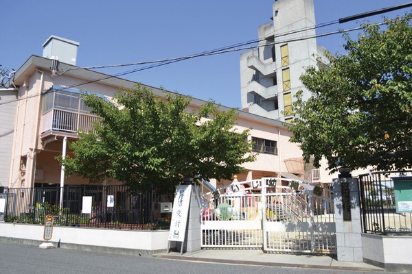 "Bright ・ In good spirits ・ Fondling kindergarten to target the obedient child "(a 3-minute walk ・ About 220m). The entire school lunch, Month ~ It has also been carried out custody childcare of up to 6:30 pm Friday (2013 currently)