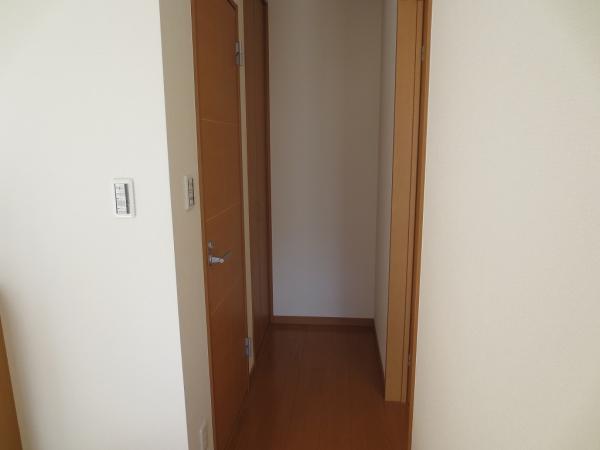 Other introspection. When you enter the front door, Toilet and storage space on the left, The right hand is the living