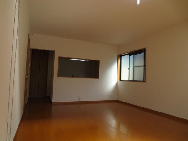 Living. The first floor living room. 12 Jooku 5 Pledge kitchenese-style room, Stairs to the second floor, There is a bus