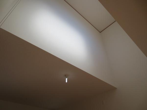 Other introspection. The first floor is the ceiling of the living have become the atrium, It contains the affluent space bright light