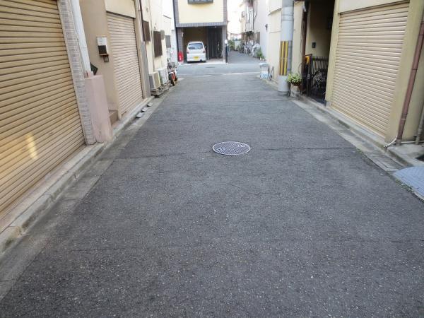 Local photos, including front road. Rain Road